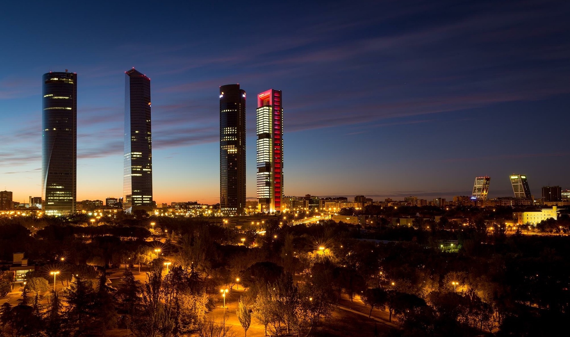 ¿Qué es mejor invertir en viviendas, locales o garajes?